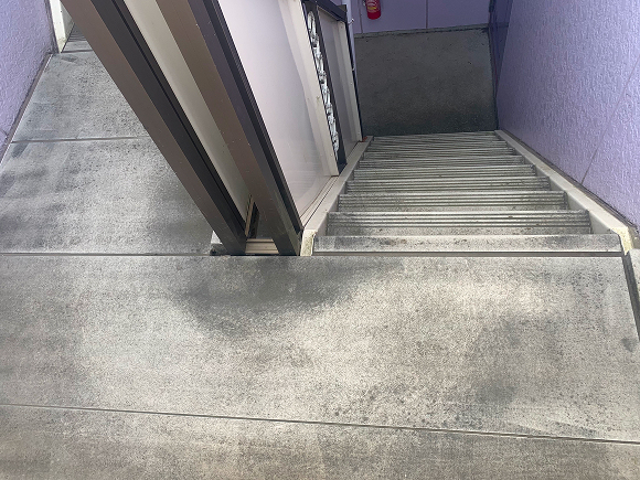 アパートの通路清掃2 ビフォー